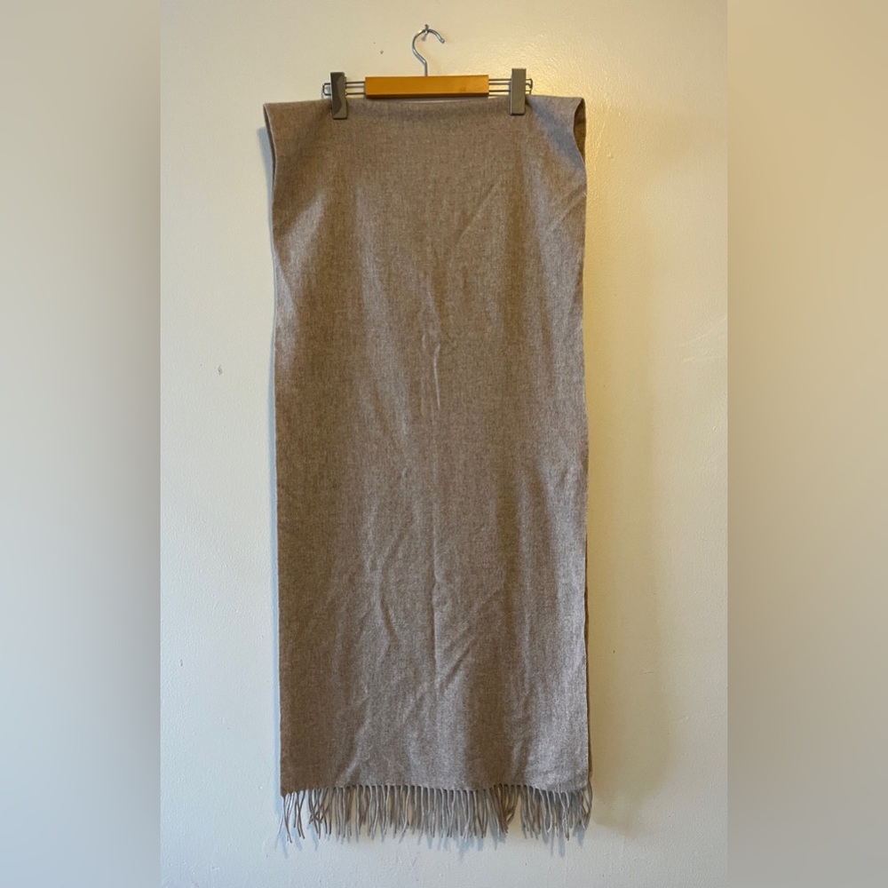 Aritzia Babaton 100% Cashmere Rectangle With Twisted Fringe Edges Scarf - Picture 3 of 6